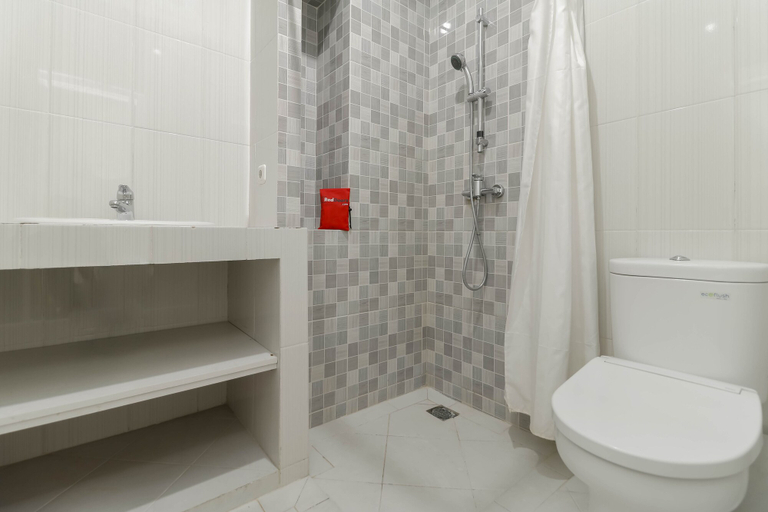 Bathroom 3, RedDoorz Plus @ Setiabudi Barat, Jakarta Selatan