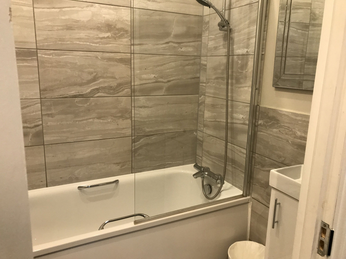 Bathroom 5, Ravna Gora, London