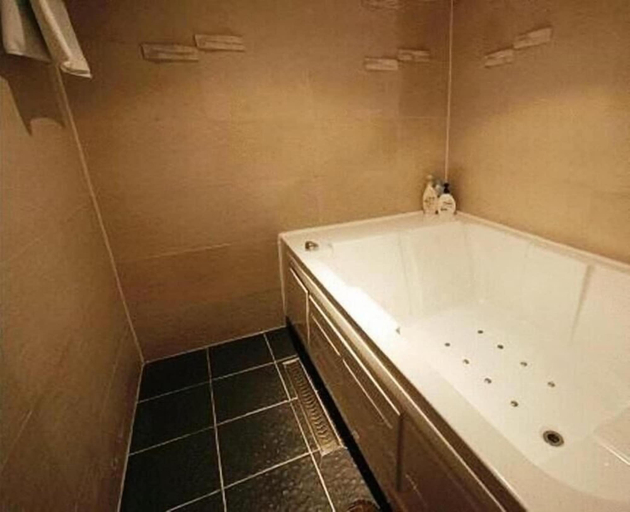 Bathroom 5, Fox Hotel, Gwanak