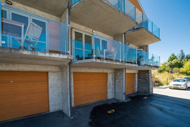 Exterior & Views 2, LAKESIDE LIVING - MODERN 2-BEDROOM APARTMENT, Queenstown-Lakes