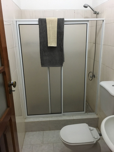 Bathroom 5, Syds Guesthouse I, Praia