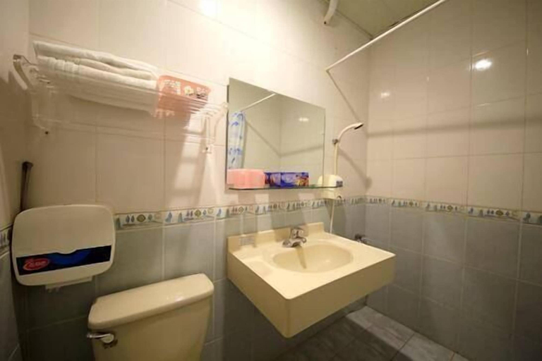 Bathroom 3, Golden Coast 36 - Sea View B&B, Pingtung