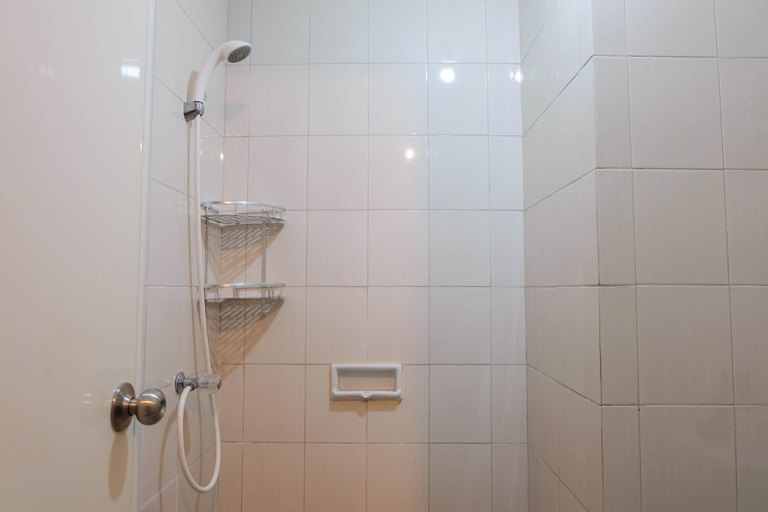 Bathroom 4, Cozy Studio Apartment At Signature Park Grande, East Jakarta