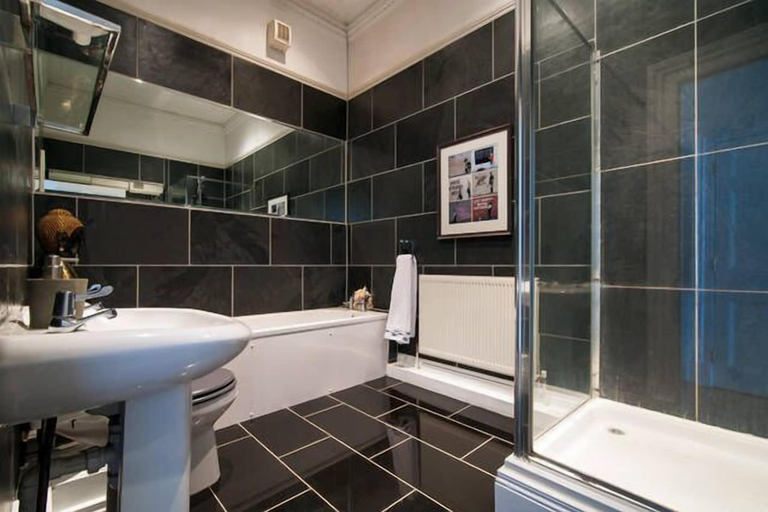 Bathroom, Queens Circus Serviced Apartment, Gloucestershire