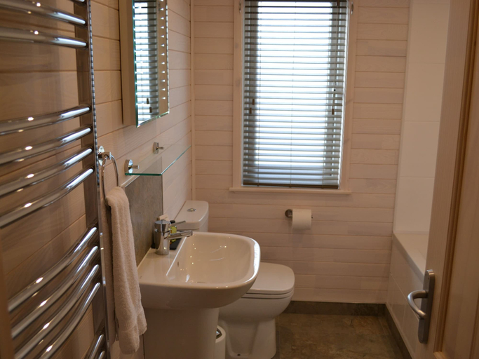 Bathroom 3, The Chiltern Lodges at Upper Farm Henton, Oxfordshire