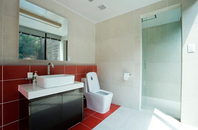 Bathroom 4, Club Tapiola, Yangpyeong