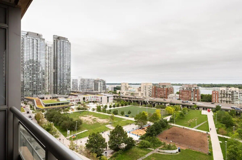 Luxury WaterFront View & Free Parking, Toronto