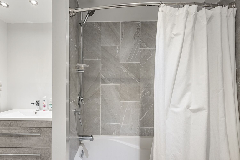 Bathroom 2, 1BR APT in the HEART of Downtown, Montréal