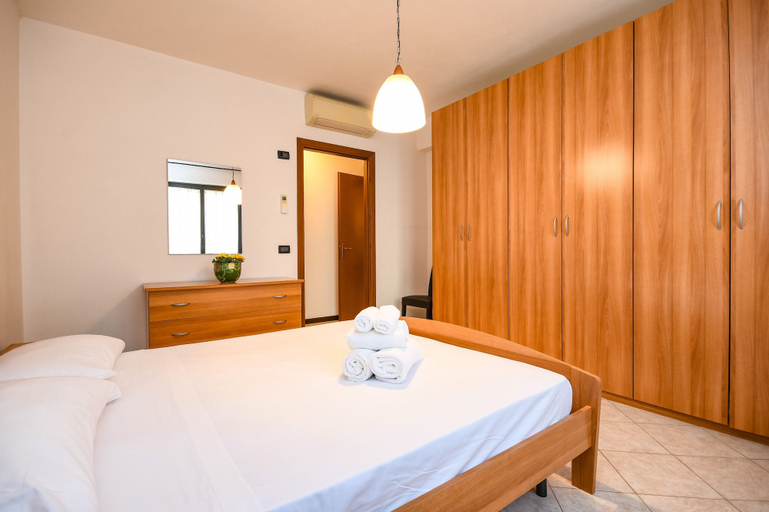 Bedroom 5, Desenzanoloft: Yellow Apartment, Brescia