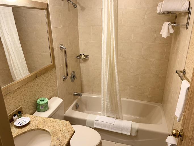 Bathroom, Five Towns Inn - JFK Airport, Nassau