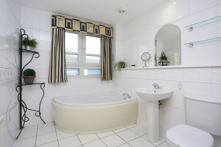 Bathroom 3, Edinburgh Arthur Seat View Apartment, Edinburgh
