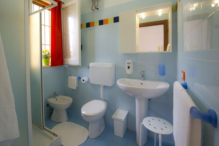 Bathroom, Fiori Gialli Caucana, Ragusa