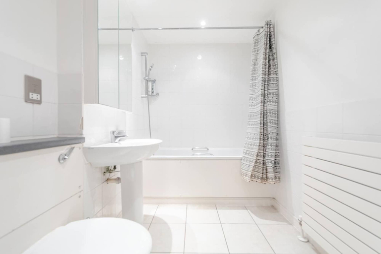 Bathroom 2, Spacious 2 Bedroom Apartment Near White City, London