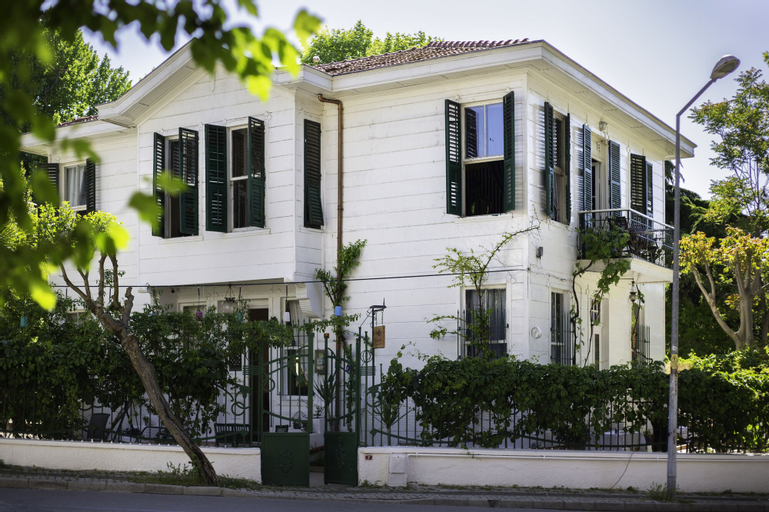 No16 Ada, Adalar