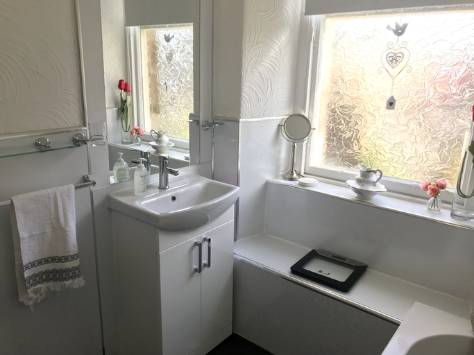 Bathroom 3, 233 Leith Apartment, Edinburgh