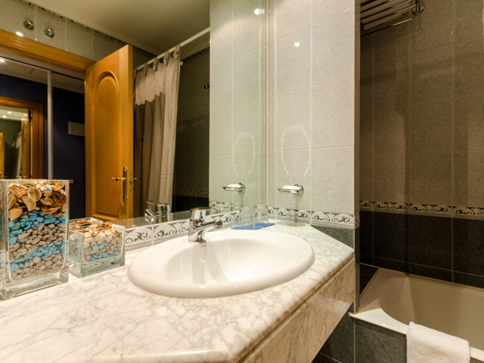 Bathroom, Hotel Madrid Parla, Madrid