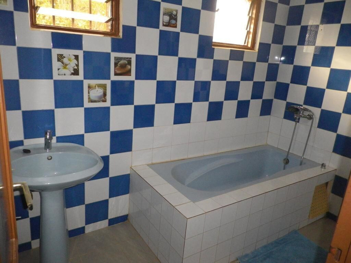 Bathroom 3, Villa La Linguère, Mbour