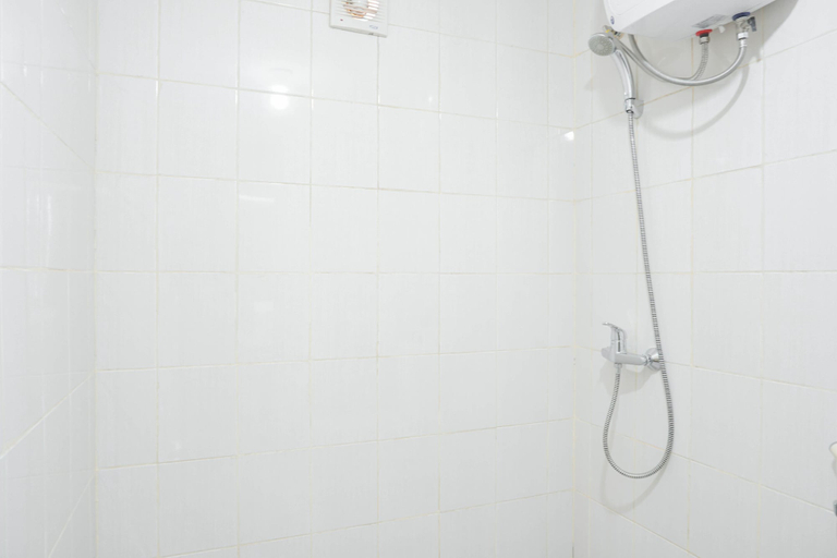 Bathroom 3, Scenic And Strategic Studio Amethyst Apartment, Jakarta Pusat
