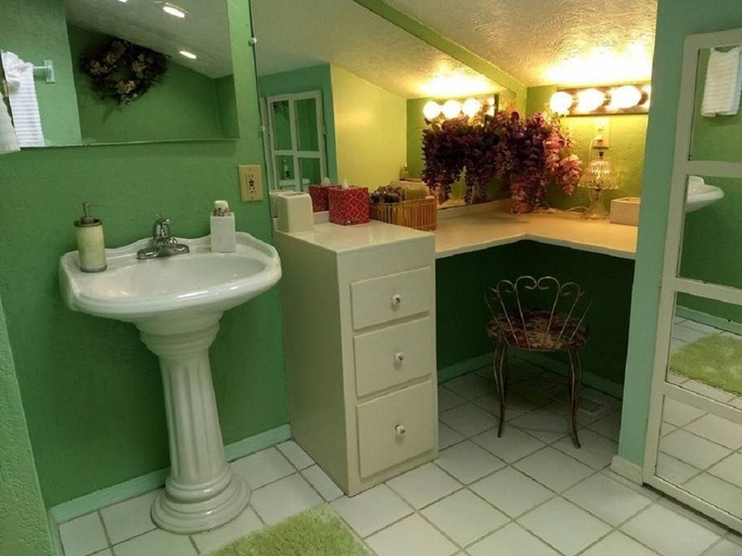 Bathroom, Beaver Lake Heavenly Hideaway B&B, Benton