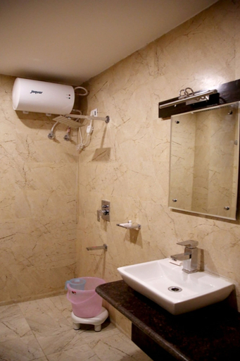 Bathroom 5, Hotel Khatana Palace, Kota