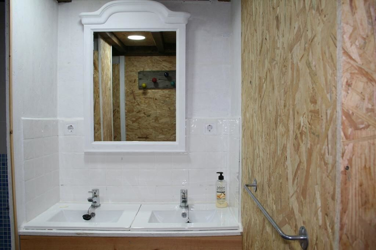 Bathroom 4, Albergue Les Xendes. Parque de Redes - Hostel, Asturias