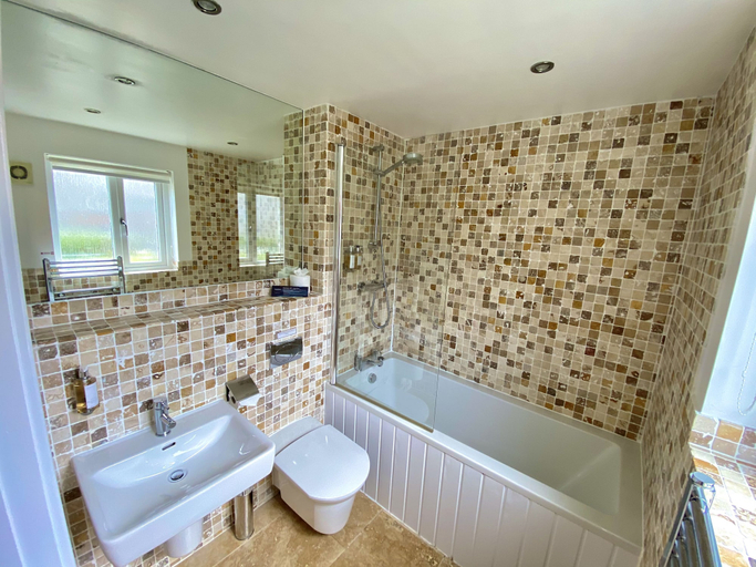 Bathroom, Trewhiddle Cottage 42, Cornwall