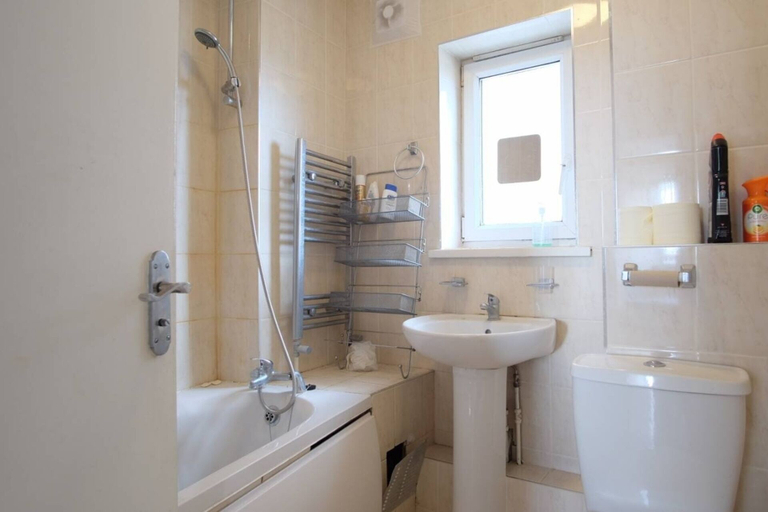 Bathroom 3, 2-bed Apartment in London Woolwich, London
