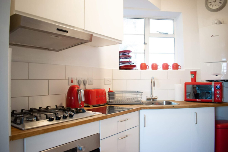 Others 4, Beautifully Decorated Contemporary 2 Bedroom Flat, London
