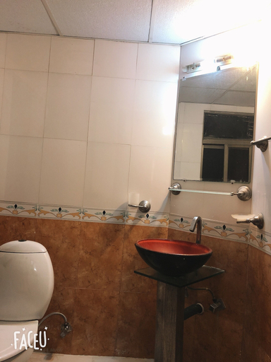 Bathroom 4, Maidi Backpacker, Islamabad