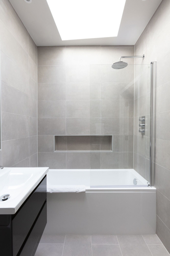 Bathroom 4, Hampden apartments - The Richard, Slough