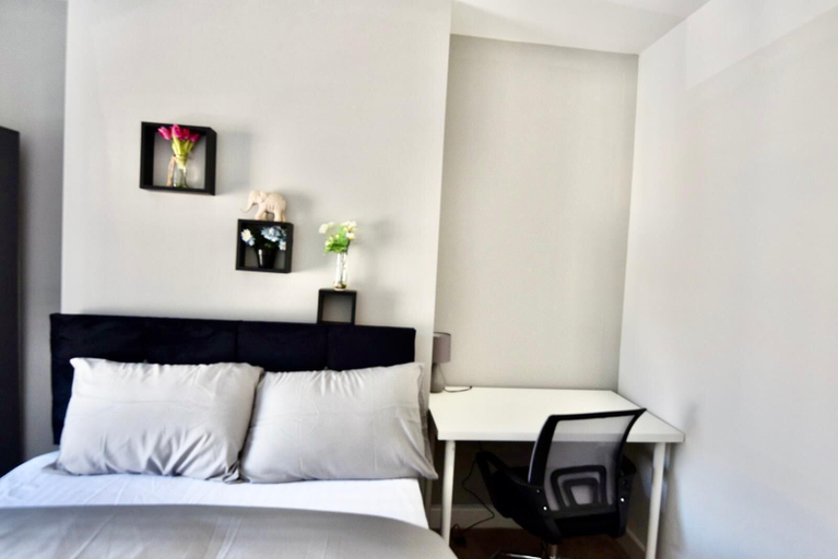 Bedroom 2, Cheer full 4 Bedroom House Train Station, Newport