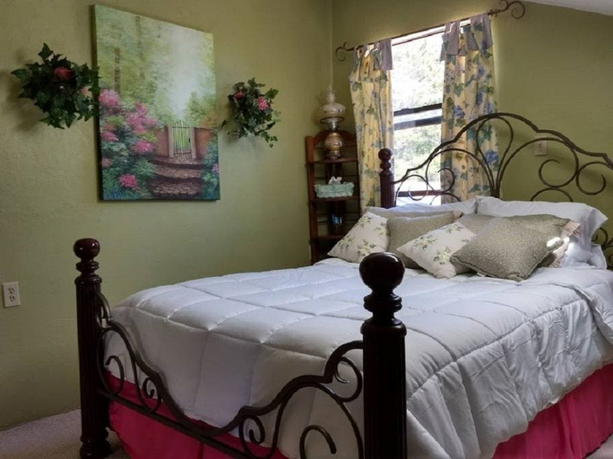 Bedroom 2, Beaver Lake Heavenly Hideaway B&B, Benton