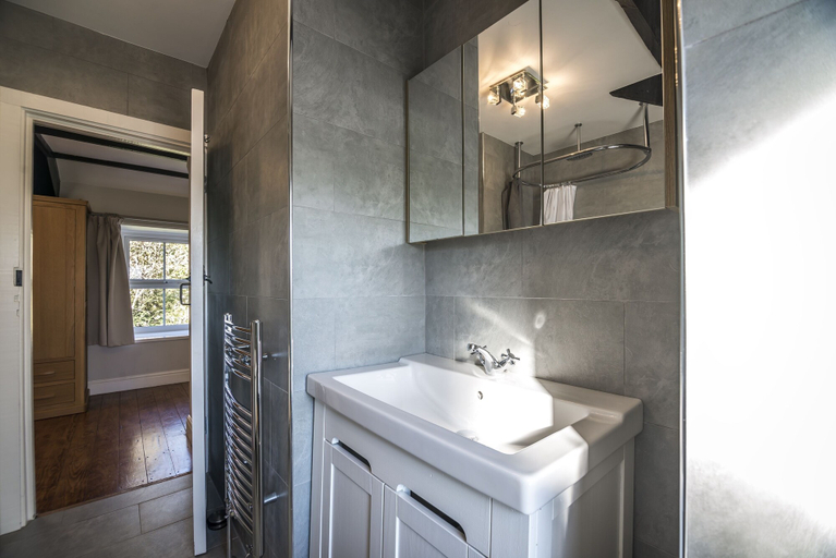 Bathroom 4, Barn Conversion - Hot Tub - Penally, Pembrokeshire