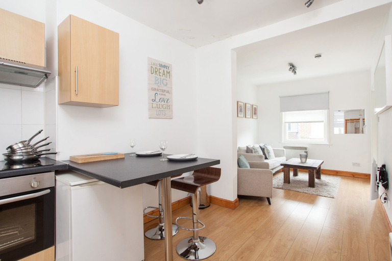 Others 5, Basic Apartment for Two Amazing Location, London