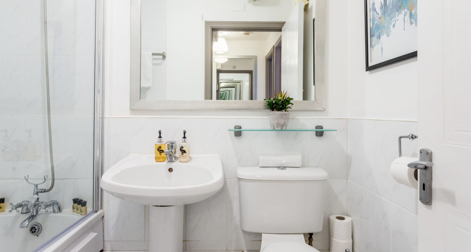 Bathroom 4, Vicar Street Apartments, Dublin