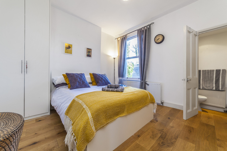 Bedroom 3, Wilde Victorian Room & private Bathroom, London