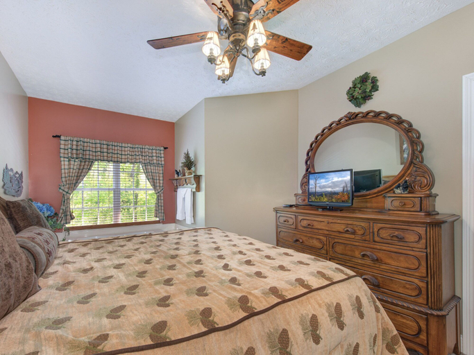 Bedroom 2, Happy Time Bear 1502, Sevier