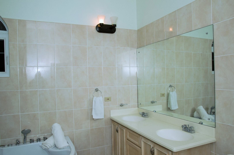 Bathroom, 3 bdrm Town House at Runaway Bay