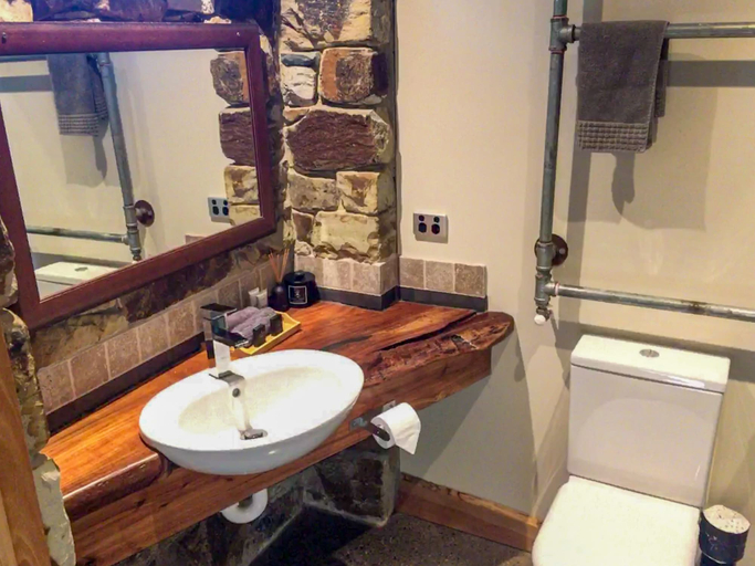 Bathroom 4, Karma Kinglake, Murrindindi - West
