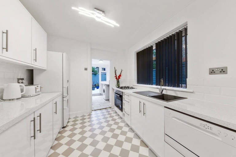 Others 5, Home Away From Home With an Indoor Fireplace!, London