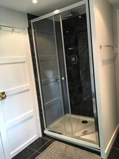 Bathroom 3, Bron Hafren, Powys