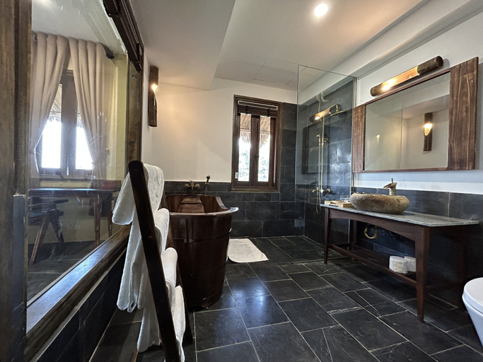 Bathroom 4, Amigo Pu Luong, Bá Thước