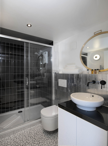 Bathroom 3, Trueman Court Luxury Serviced Apartments, Sefton