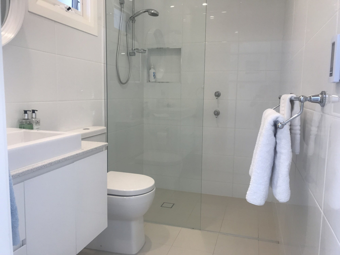 Bathroom 3, Apartments On The Park, Orange