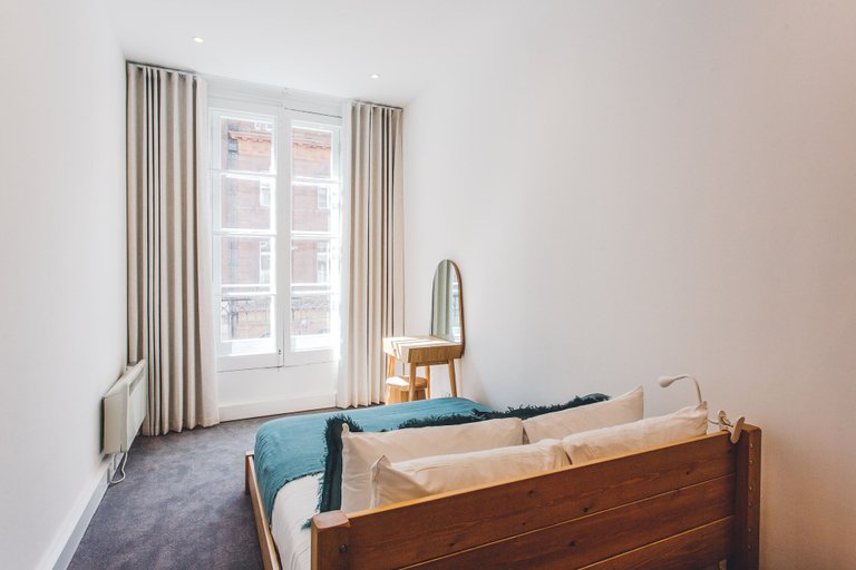 Bedroom 4, 2 Bed Apartment Right on Trafalgar Square, London