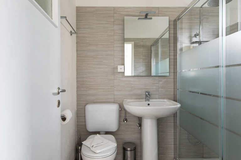 Bathroom 3, Rose, Lugano