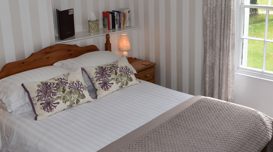 Bedroom 2, Lower Bryanston Farm, Dorset