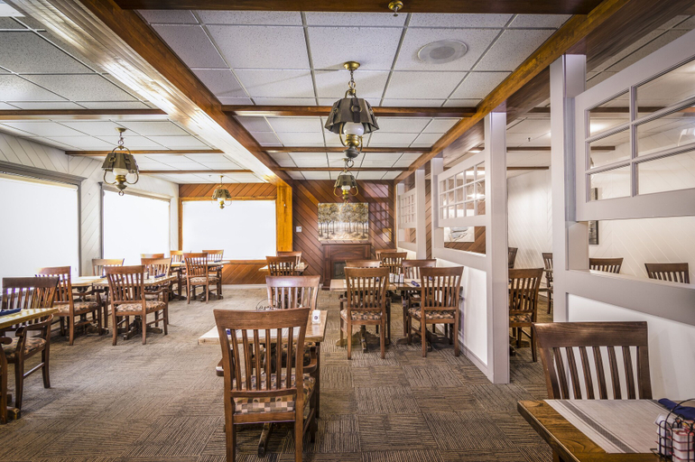 Food & Drinks 5, Mount Peyton Resort and Conference Centre, Division No. 6
