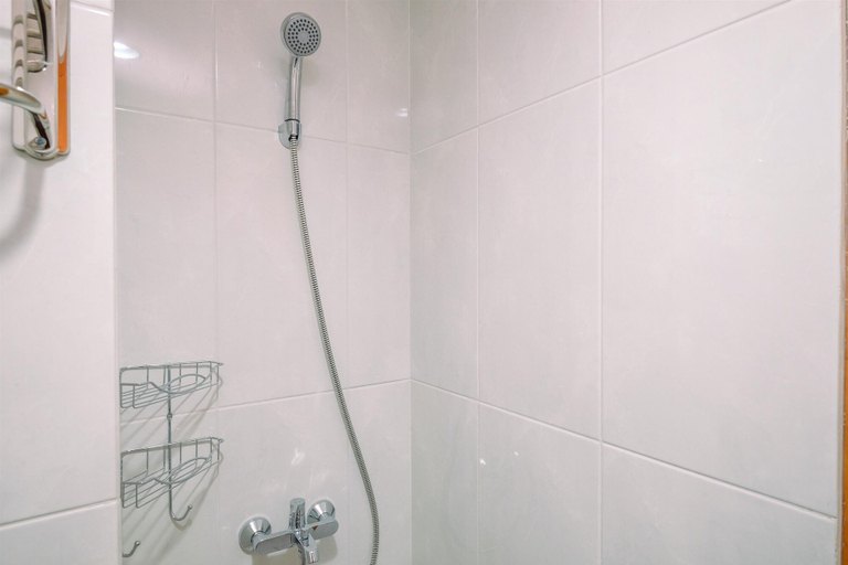 Bathroom 5, Restful and Tidy Studio at Evenciio Margonda Apartment By Travelio, Depok
