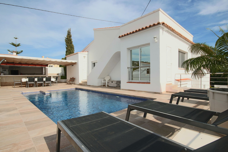 Sport & Beauty 5, Private Family Retreat With Pool Short Walk to the Sea, Alicante